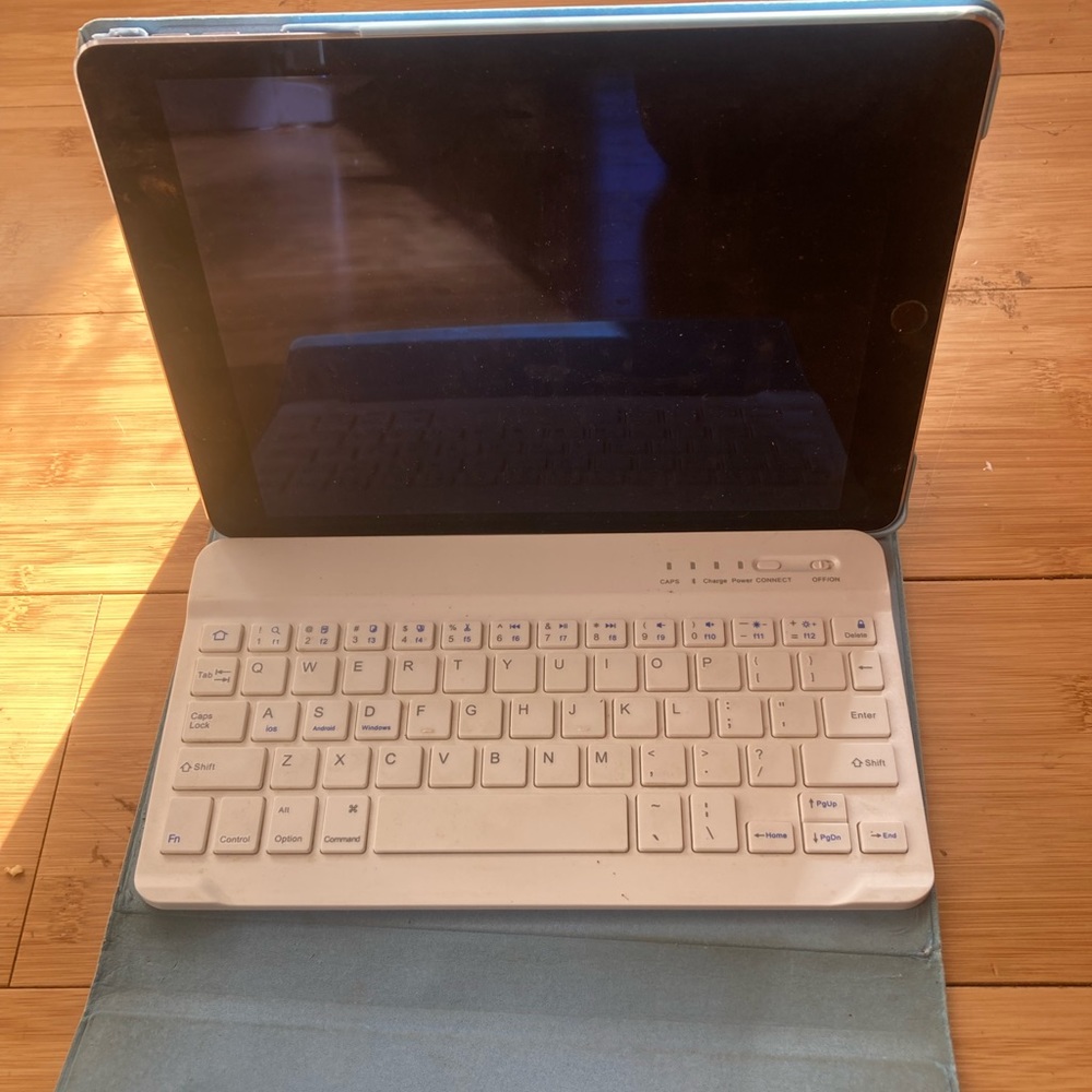 IPad Model A1566 with charger, keyboard, and case